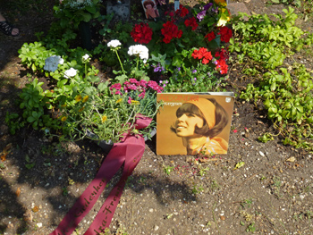 Alexandras Grabstätte mit Blumenbouquet
