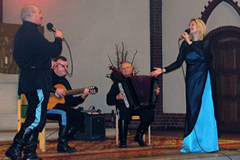 Dorothee Lotsch mit dem Ural Kosaken Chor