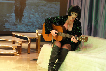 Die Schauspielerin mit Gitarre