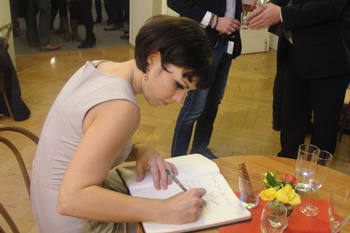 Jannike Schubert schreibt ins Vereinsgästebuch