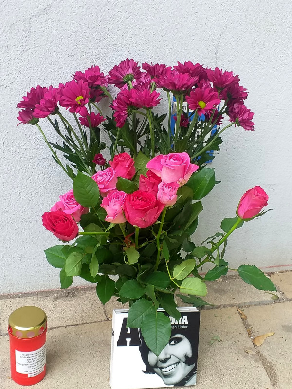 Blumenstrauß und Kerze