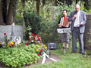 Bernhard Carolus und Dr. Michael Rasig an Alexandras Grab