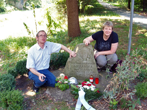 Wolfgang Rostek und Anja Lill am Gedenkstein