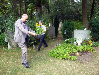 Dr. Michael Rasig mit Blumenbouquet