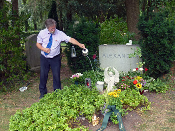 Werner Dechent verteilt Memelwasser auf dem Grab