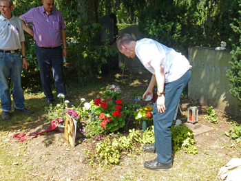 Thomas Stoye gibt Elbwasser auf das Grab