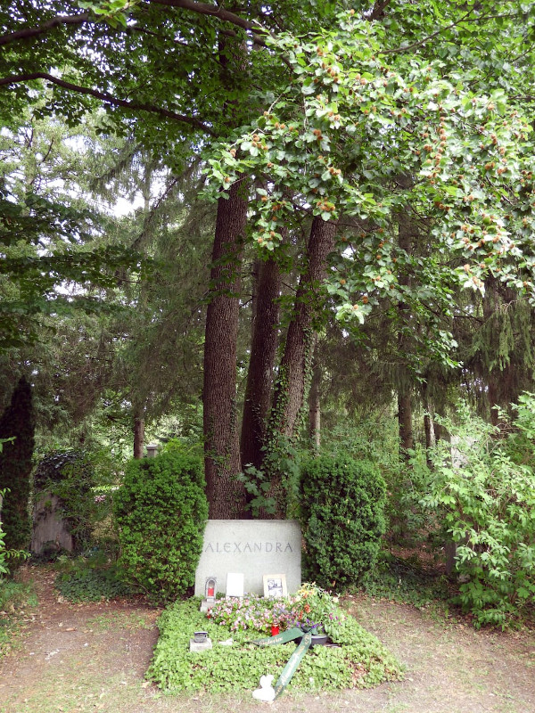 Alexandras Grabstätte auf dem Münchener Westfriedhof