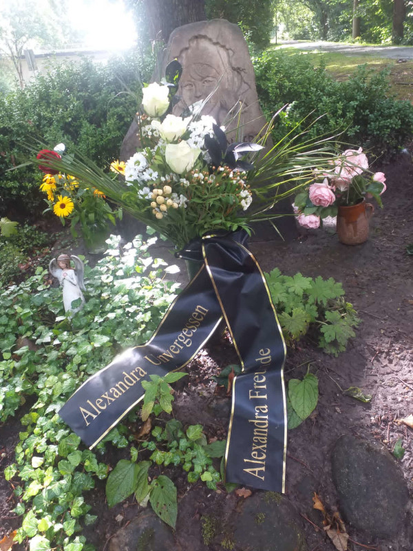 Gesteck am Gedenkstein in Tellingstedt