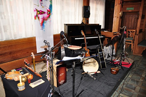 Bühne mit Musikinstrumenten