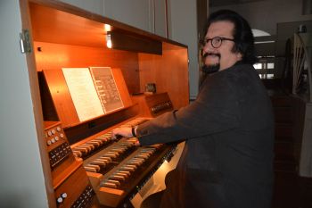 Bernhard Carolus an der Orgel
