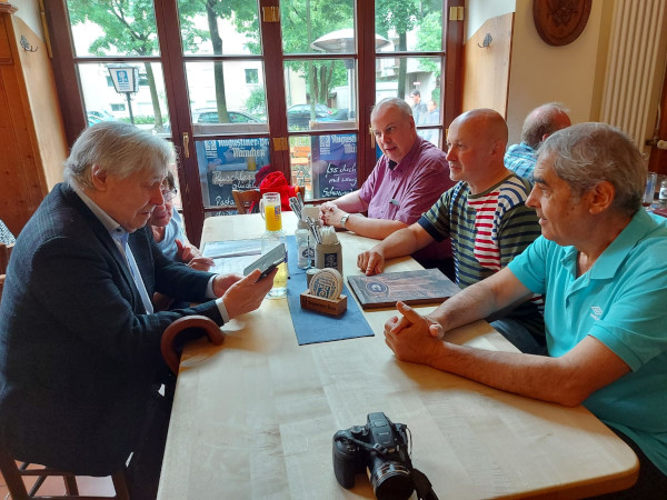Vereinsmitglieder in der Gaststätte "Augustiner am Dantebad" bei Fangesprächen